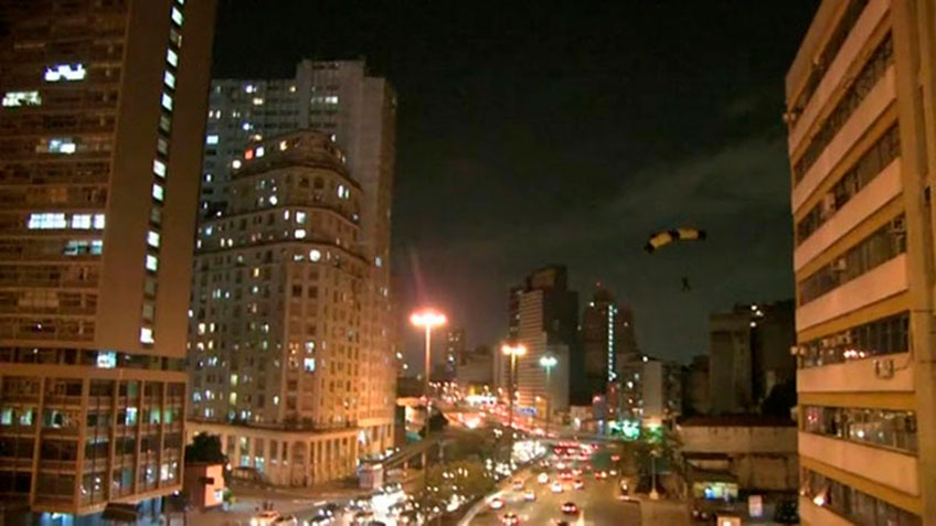 Queda Livre e MTV Sports saltam de paraquedas no centro de São Paulo