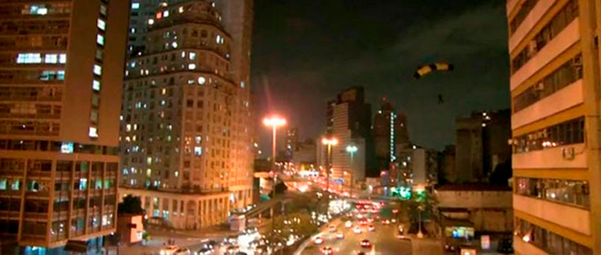 Queda Livre e MTV Sports saltam de paraquedas no centro de São Paulo