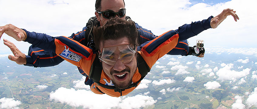 Caio Castro salta de paraquedas na Queda Livre Paraquedismo