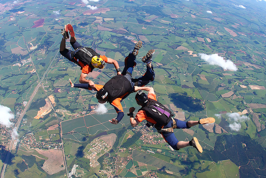 instrutores de paraquedismo saltando com aluno do curso aff